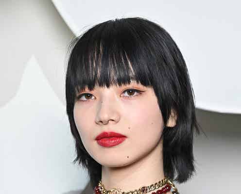 小松菜奈、パリコレでの鼻ピアス姿に「カッコ良すぎ」「超絶オシャレ」と反響