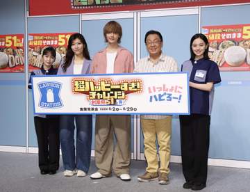 2人の朝ドラヒロインがコンビニ制服姿でイベント登場 川栄李奈＆上坂樹里が店長＆店員役でCMに