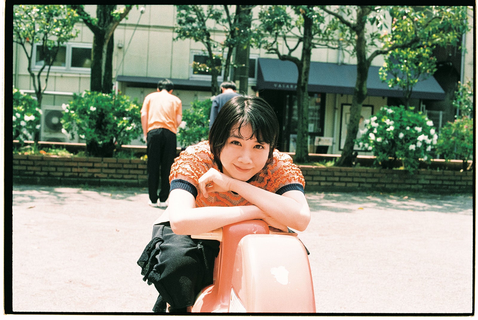 松本穂香×ジャルジャル写真集「アイ アンド ランド」より（C）川島小鳥