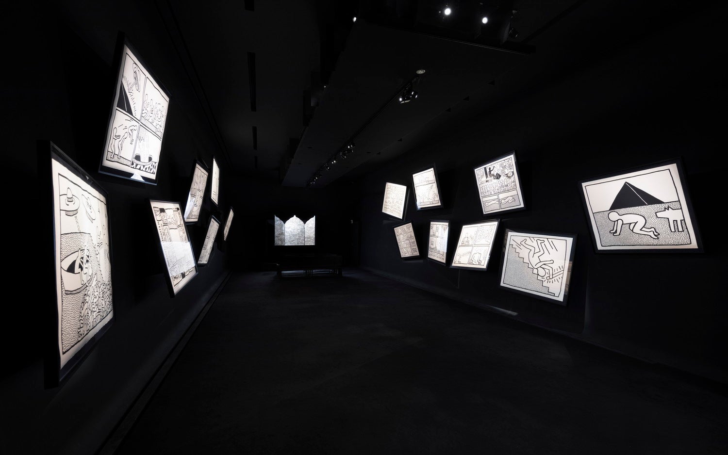 暗闇にモノクロの作品が浮かび上がる、作者の深淵を垣間見るかのような空間（提供画像）