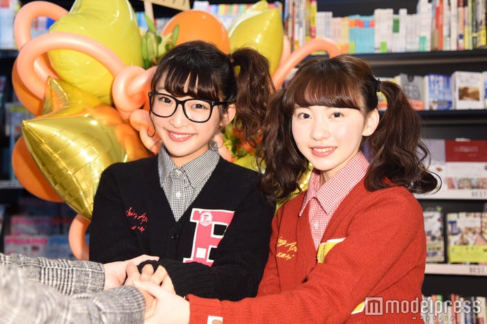 (左から)まこ、みなみ/フォトブック「まこみな」発売記念イベントの様子(C)モデルプレス