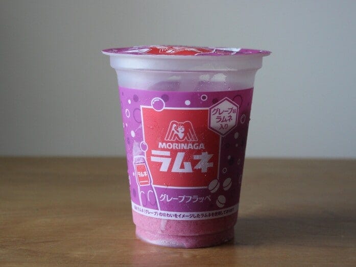 鮮やかな紫色の「森永ラムネグレープフラッペ」