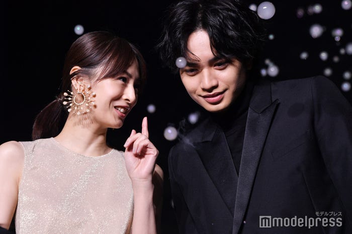 階段で北川景子をエスコートしていた中島健人 (C)モデルプレス