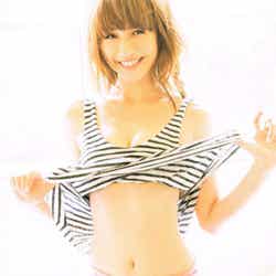 美しいバスト&くびれを披露する優木まおみ/フォトスタイルブック「MAOMI style」(宝島社)誌面より