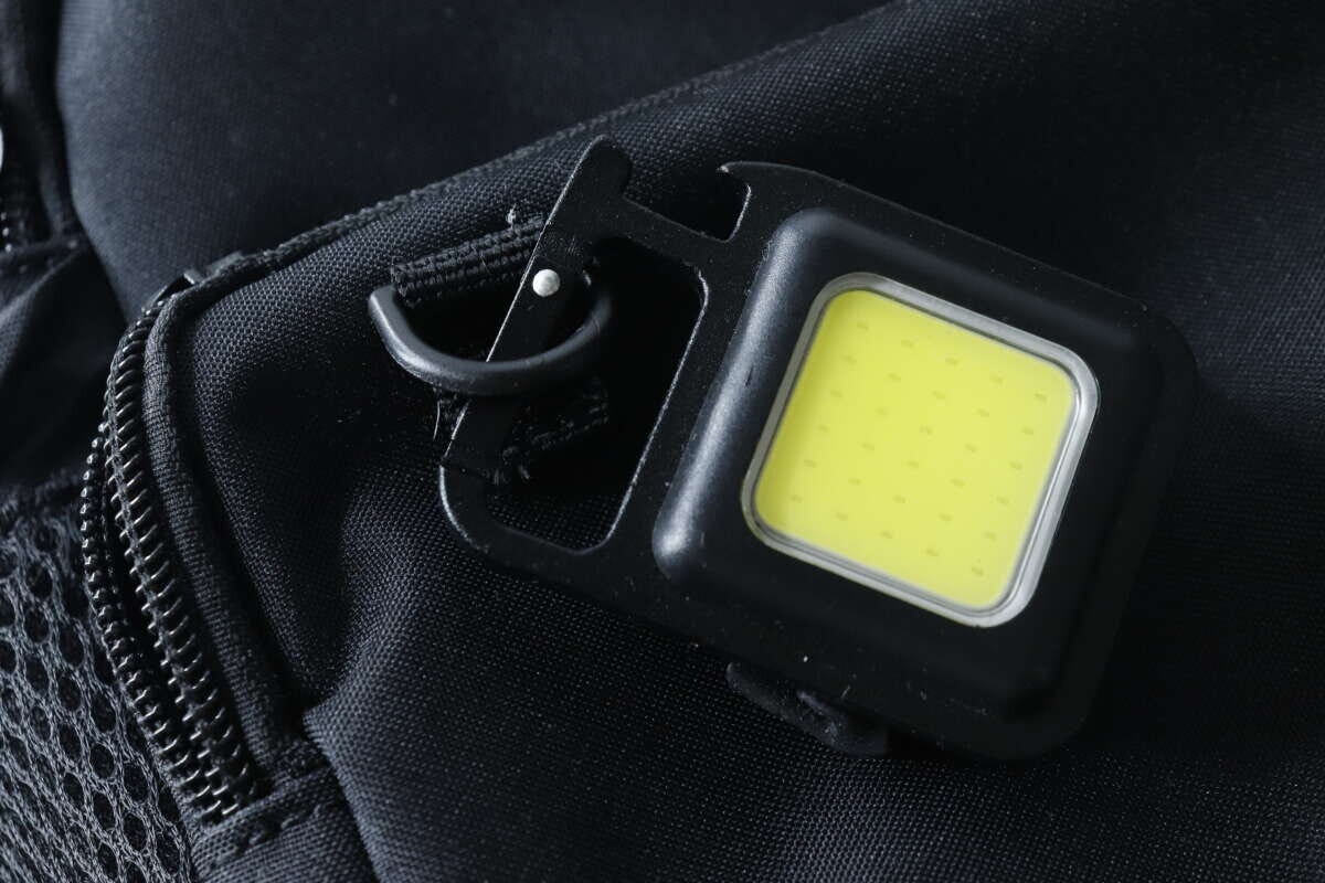 バッグのDカンに小型のLEDライトが取り付けられている