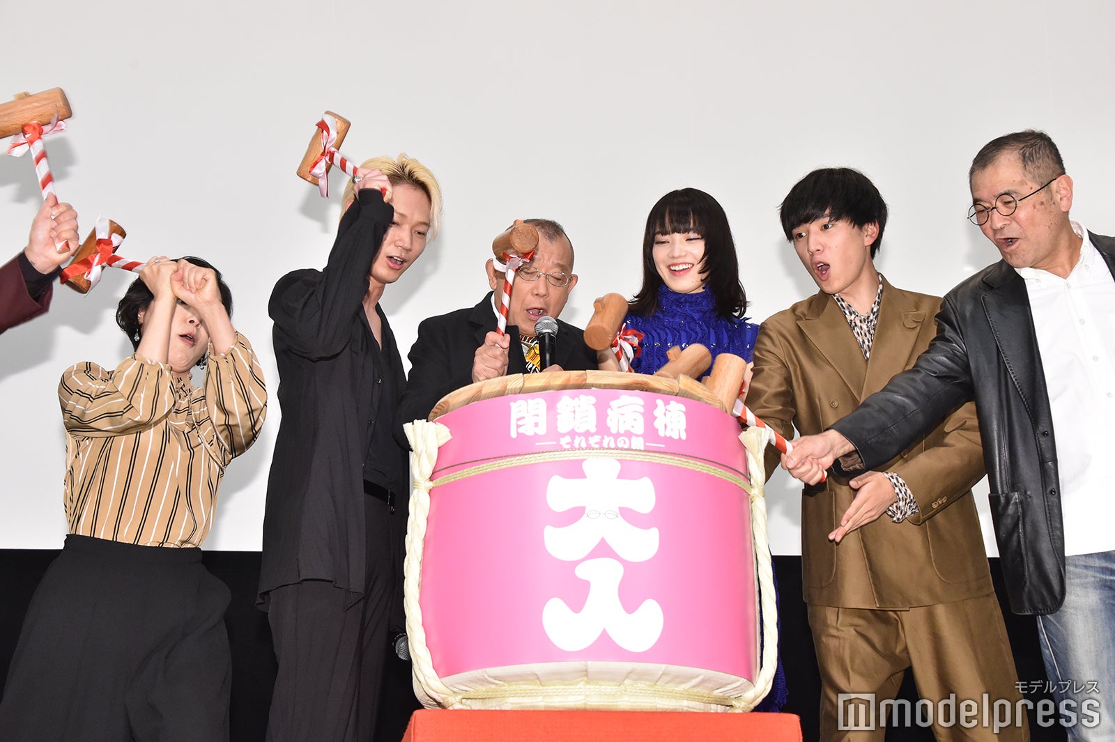 （左から）小林聡美、綾野剛、笑福亭鶴瓶、小松菜奈、坂東龍汰、平山秀幸監督（C）モデルプレス