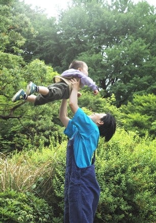 イモトアヤコ、1歳の息子との2ショット披露「CREA」母特集表紙に登場