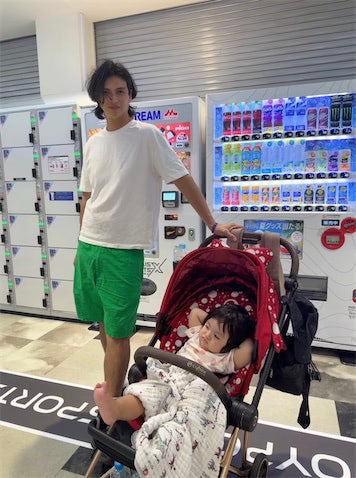 アレクサンダー、次女・グーちゃんの堂々たる‟貫禄ポーズ”に注目集まる