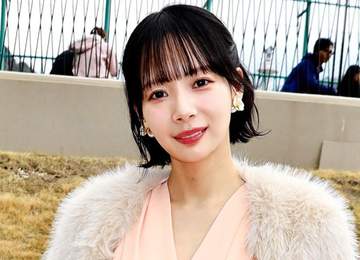 「見下ろされたい？？」と岡田紗佳 タイトなノースリドレス姿に「心を撃ち抜かれた」「役満役満♥」