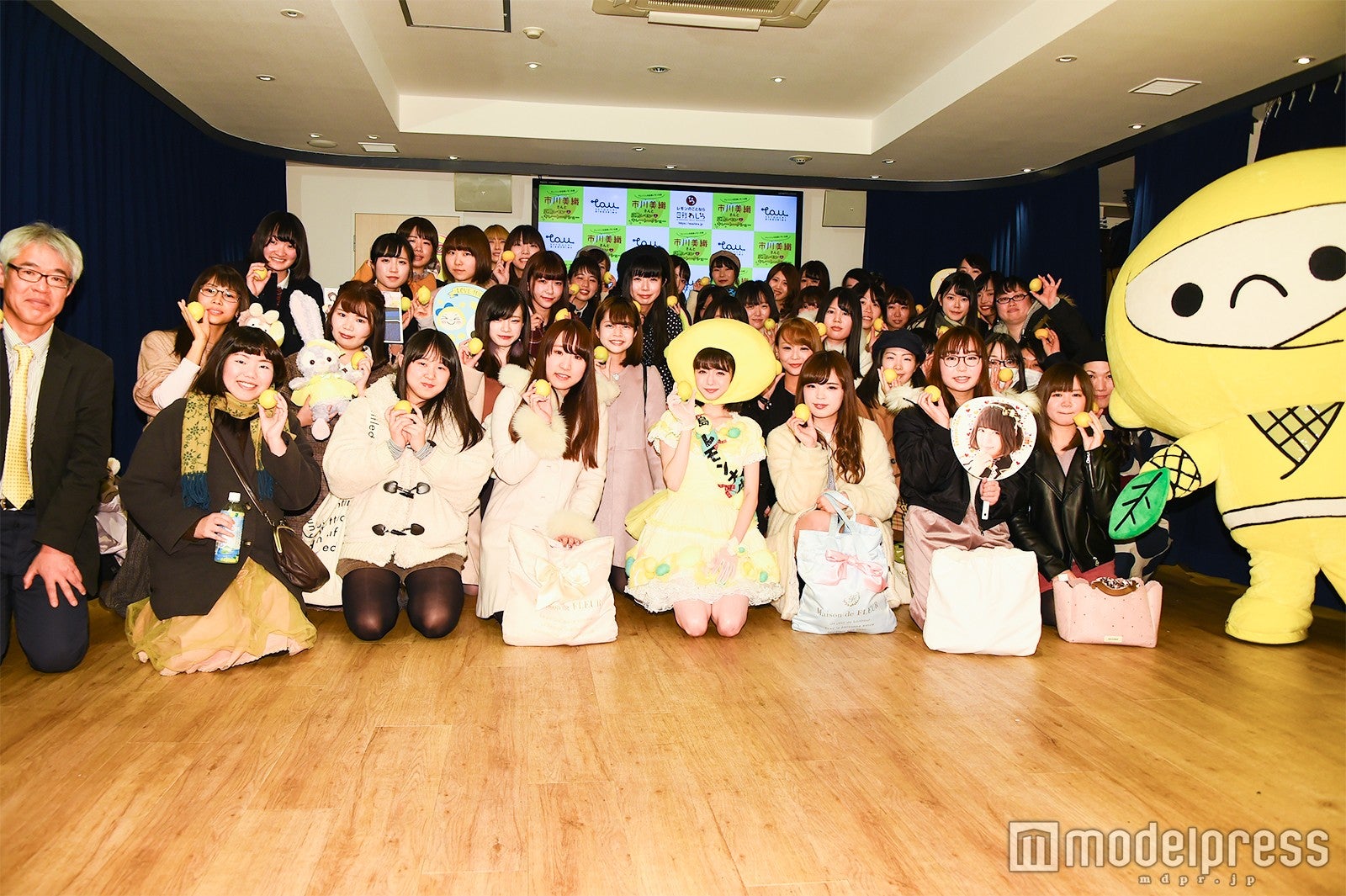 女性ファンとレモン博士の井上孝司氏（左）、レモンじゃ（右）／イベントの様子 （C）モデルプレス