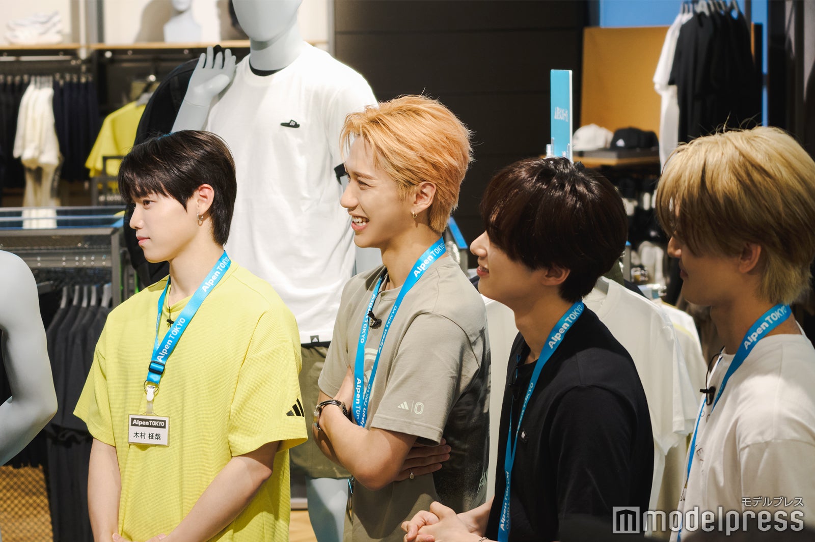 マネキンチーム・（左から）名札が短い木村、池崎、尾崎、田島（C）モデルプレス