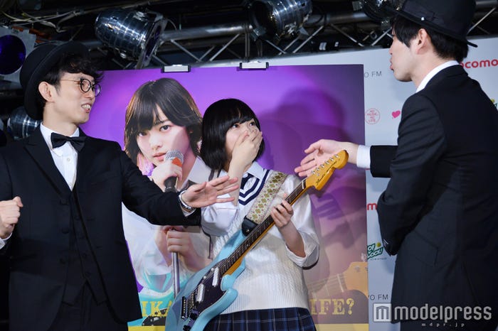 あしざわ教頭(パップコーン芦沢ムネト)、平手友梨奈、とーやま校長(グランジ遠山大輔)(C)モデルプレス