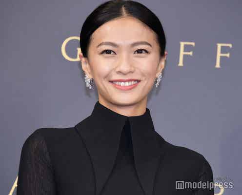 榮倉奈々、背中ざっくり水着姿で美ボディ披露「驚異の足の長さ」「完璧スタイル」と絶賛の声