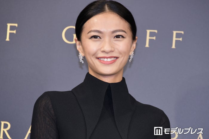 榮倉奈々、美脚際立つトレーニングウェア姿で懸垂披露「すごすぎる」「スタイル抜群」と反響