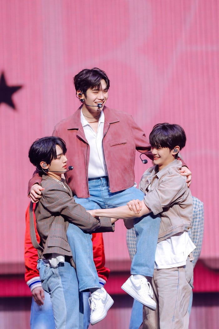 ハン・ユジン&キム・ギュビンに持ち上げられるキム・テレ/上山陽介(C)WAKEONE/LAPONE Entertainment