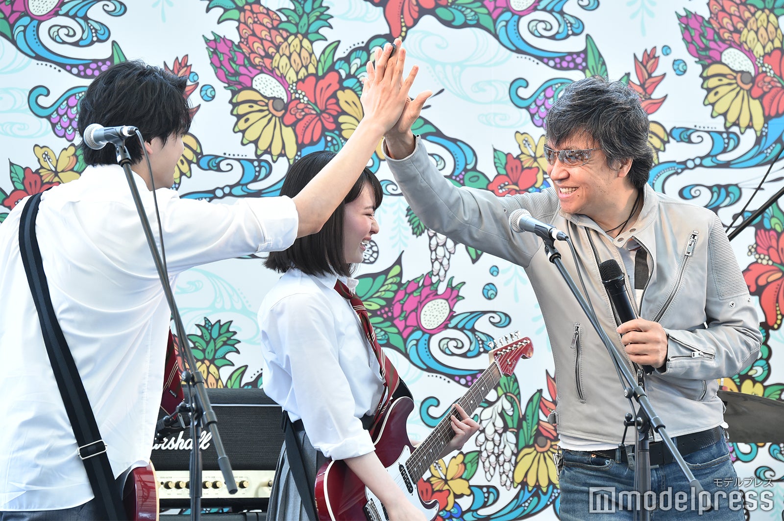 眞栄田郷敦＆世良公則がハイタッチ （C）モデルプレス