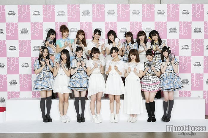 第17~32位にランクインしたアンダーガールズメンバー/前列右から3番目:峯岸みなみ(C)AKS