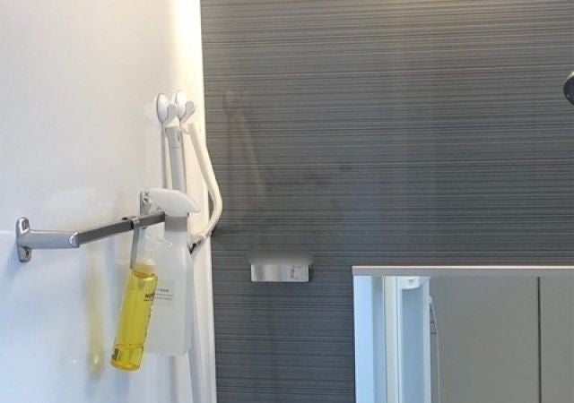 100均グッズでお風呂場 洗面台の水垢汚れを解決 吊るす 浮かせる収納アイデア集 モデルプレス