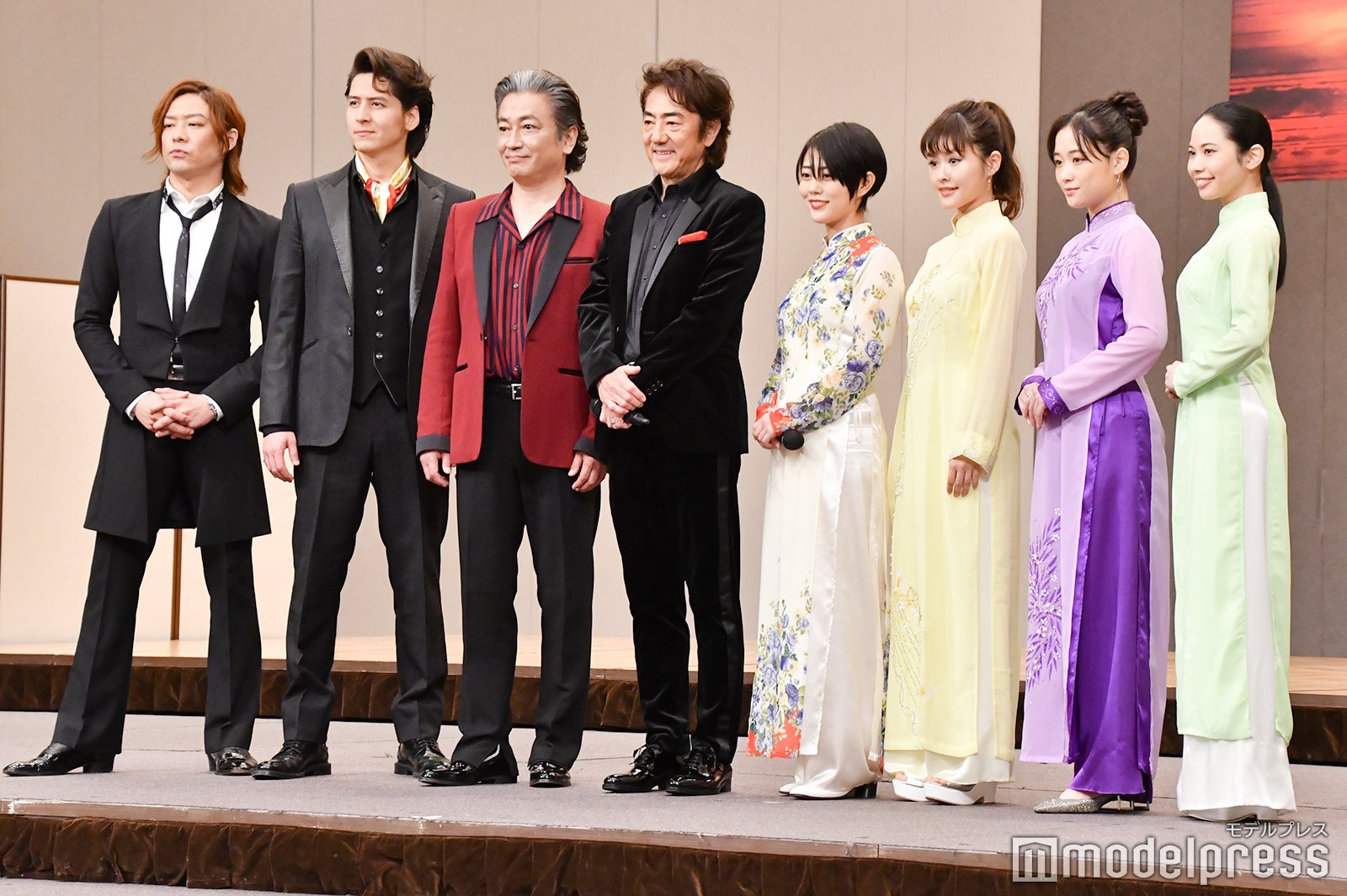 （左から）東山義久、伊礼彼方、駒田一、市村正親、高畑充希、昆夏美、大原櫻子、屋比久知奈（C）モデルプレス