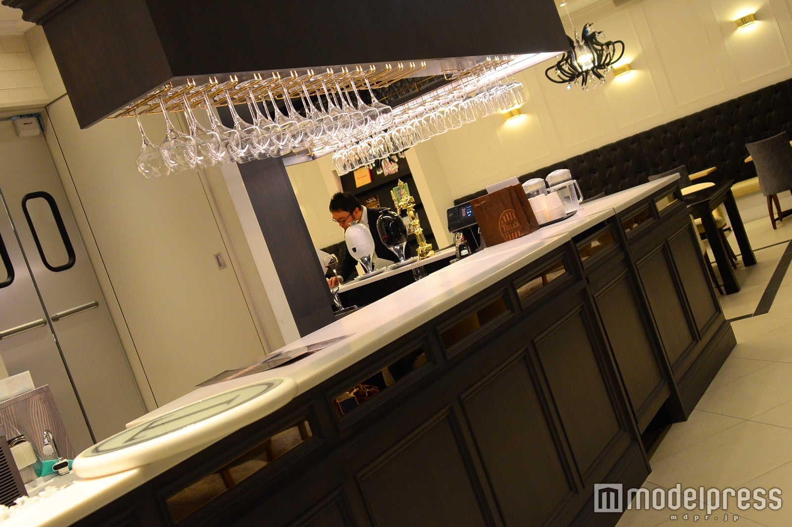 広々としたバーカウンター（C）モデルプレス