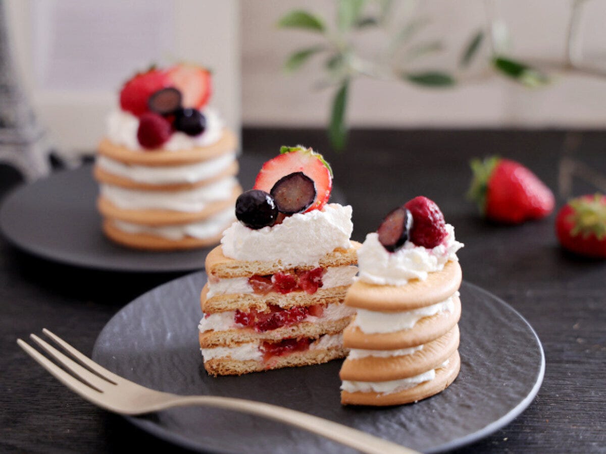 中央に生クリームを絞り、飾り用の苺と冷凍ベリーなどを飾ったら、出来上がり。 中央に生クリームを絞り、飾り用の苺と冷凍ベリーなどを飾ったら、出来上がり。