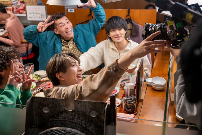 吉田仁人、佐野勇斗「ホットペッパーグルメ」新WebCM「便利」篇「おトク」篇メイキング(提供写真)