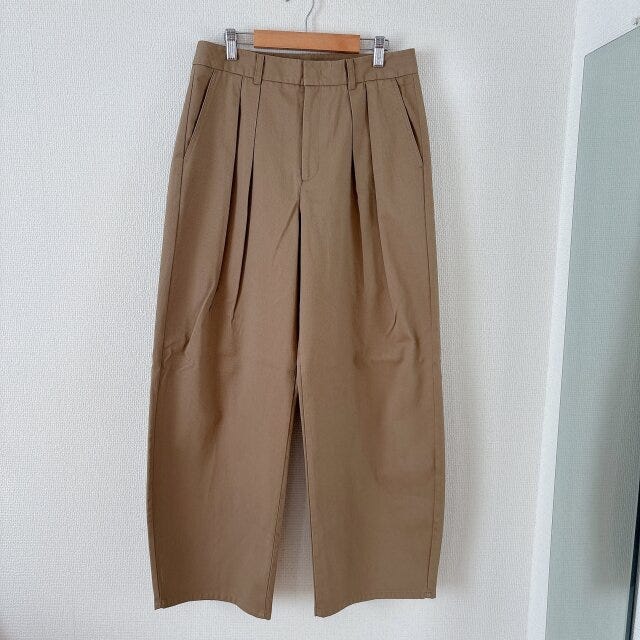 GU　チノバレルレッグタックパンツ　BEIGE