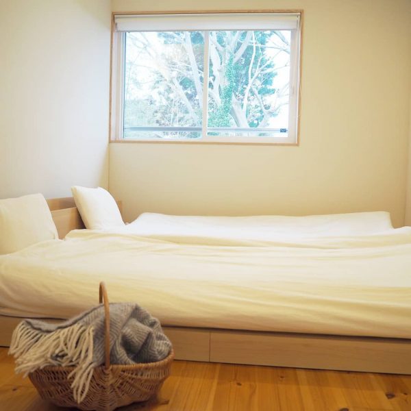 8畳の寝室におすすめのレイアウト実例特集 快適に眠れるベッドの配置は モデルプレス 8畳の寝室におすすめのレイアウト実例特集 快適に眠れるベッドの配置は モデルプレス