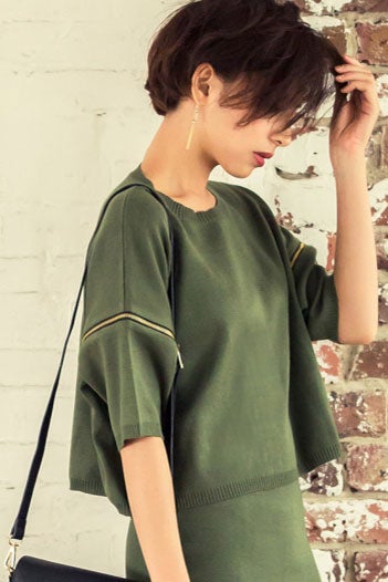 ワイドネックZIP付きニットトップス「Re:EDIT by GALSTAR」2,498円（税込）／画像提供：Re:EDIT by GALSTAR