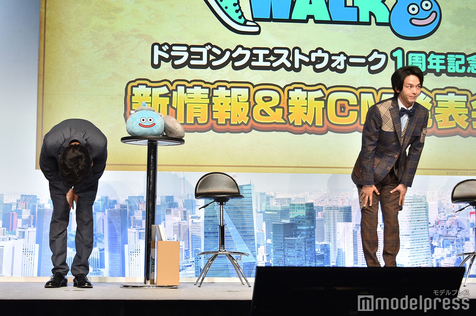 深々とお辞儀をする田中圭、四方八方にお辞儀をする中村倫也（C）モデルプレス