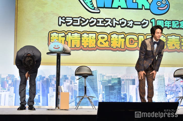 深々とお辞儀をする田中圭、四方八方にお辞儀をする中村倫也(C)モデルプレス