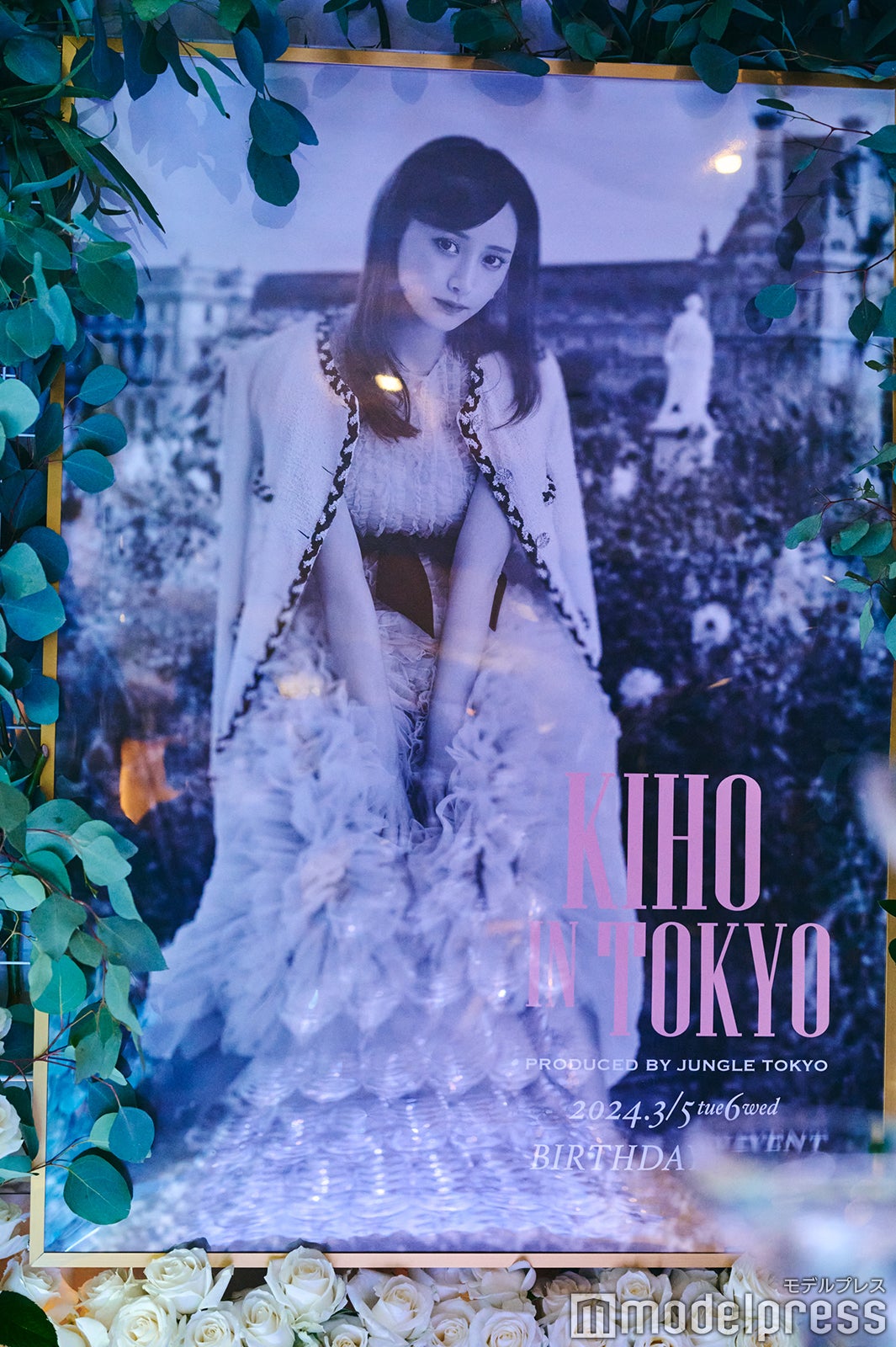 壁には撮り下ろしたポスターが並ぶ（C）モデルプレス