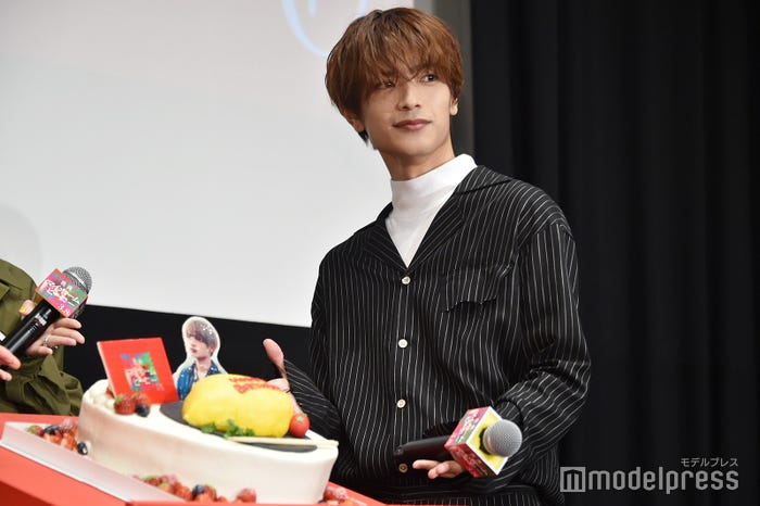 バースデーサプライズに照れた高橋恭平(C)モデルプレス