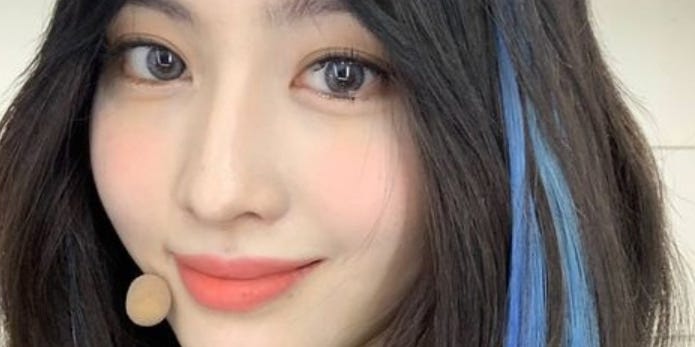 Twiceモモ 青メッシュ 黒髪の新ヘア披露 ギャルっぽくて最高 の声 モデルプレス Twiceモモ 青メッシュ 黒髪の新ヘア披露 ギャルっぽくて最高 の声 モデルプレス