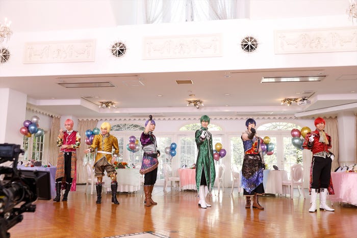 舞台『おそ松さんon STAGE~SIX MEN’S SHOW TIME~』F6の『Fo6ow Your Dreams!!!!!!』MV撮影より(C)赤塚不二夫/「おそ松さん」on STAGE製作委員会2020