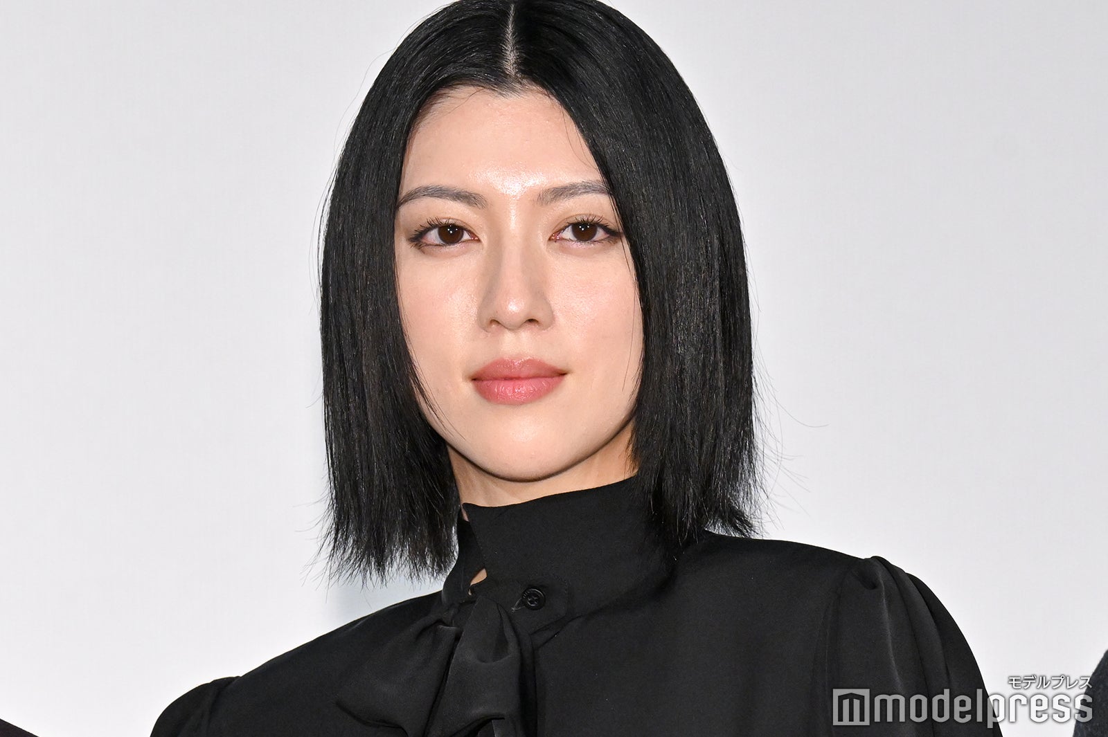 三吉彩花、ベッド寝転び素肌披露「ドキッとした」「肌真っ白で綺麗」と反響