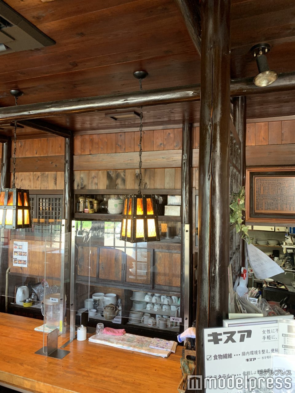 どこか山小屋を彷彿とさせるアットホームな空間（C）モデルプレス