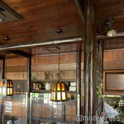 どこか山小屋を彷彿とさせるアットホームな空間(C)モデルプレス