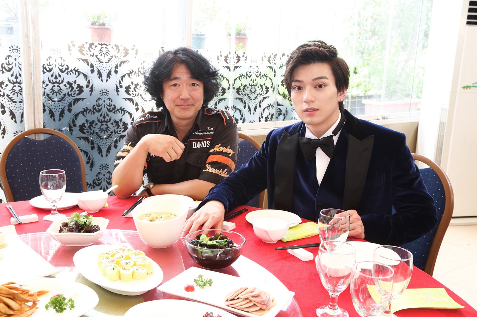 上海料理を味わう羽住英一郎監督、新田真剣佑 （C）2018「OVER DRIVE」製作委員会
