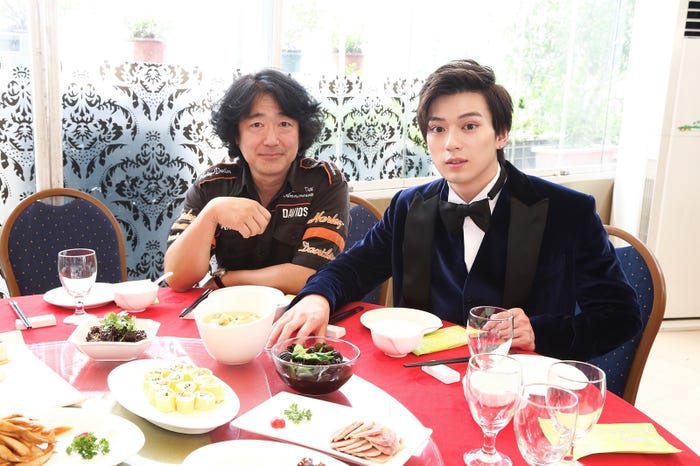 上海料理を味わう羽住英一郎監督、新田真剣佑 (C)2018「OVER DRIVE」製作委員会