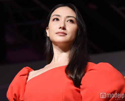 香椎由宇、第3子出産後初の公の場 華麗なウォーキングで魅了