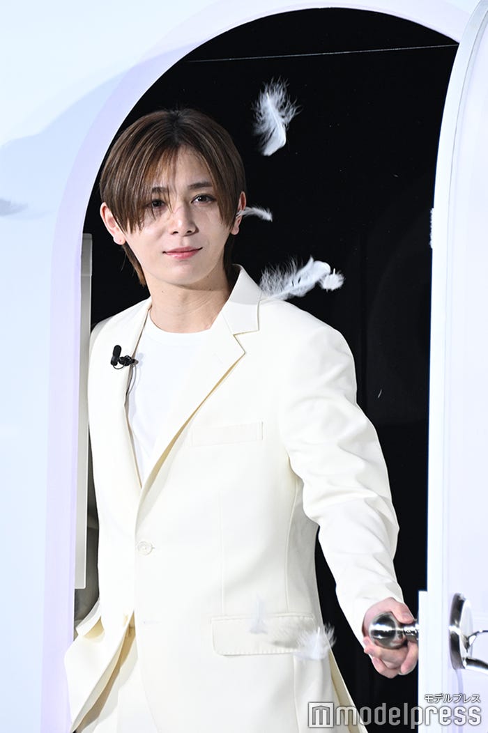 紫の扉から華やかに登場した山田涼介(C)モデルプレス