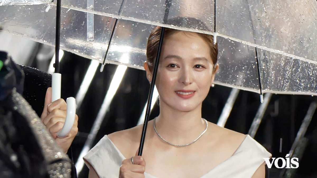 清野菜名、雨滴も引き立てる美しさ 透明感溢れる白ドレス姿でレカぺ
