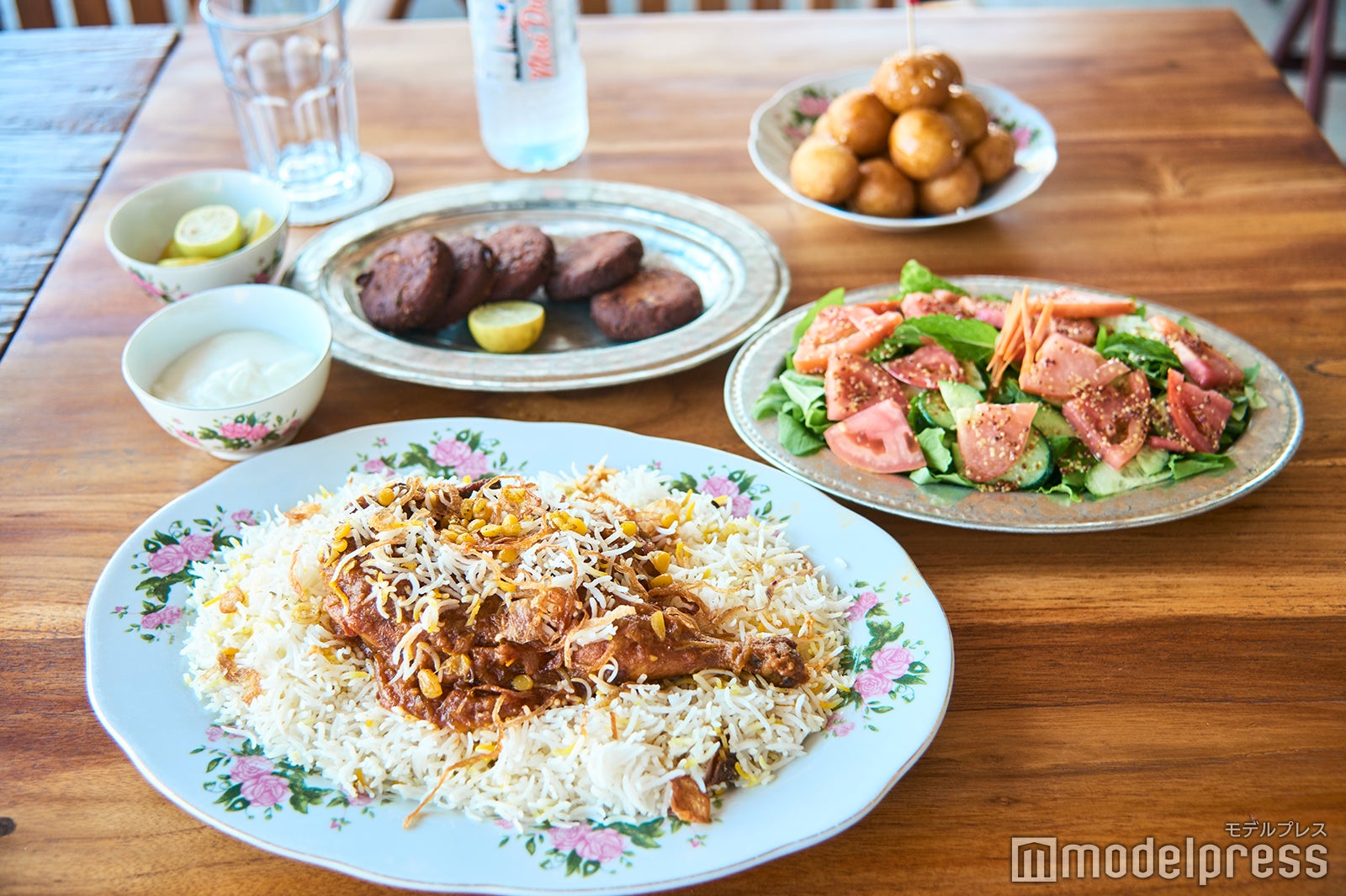 エミラティ料理に舌鼓（C)モデルプレス