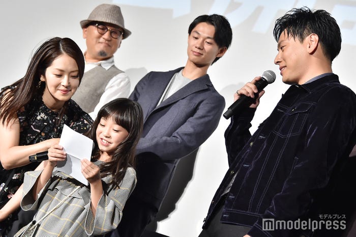 美羽ちゃんからのお手紙を噛み締めながら聞いている山下健二郎 (C)モデルプレス