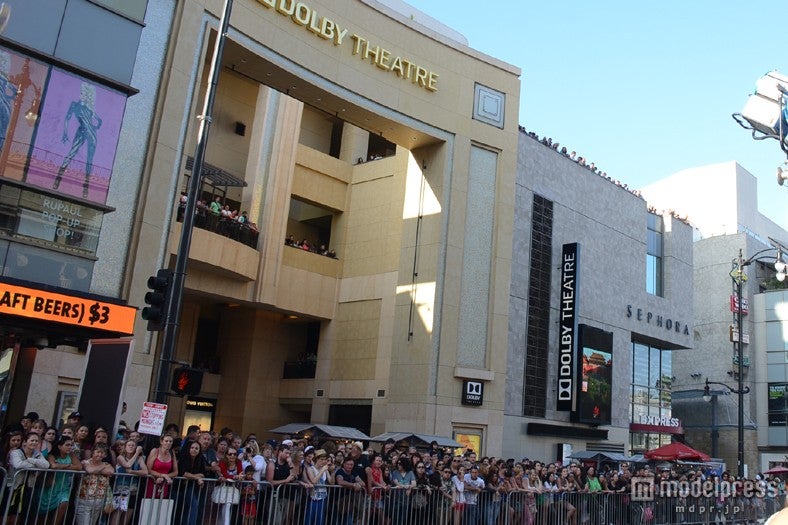 沿道にはびっしりとファンが詰めかけた