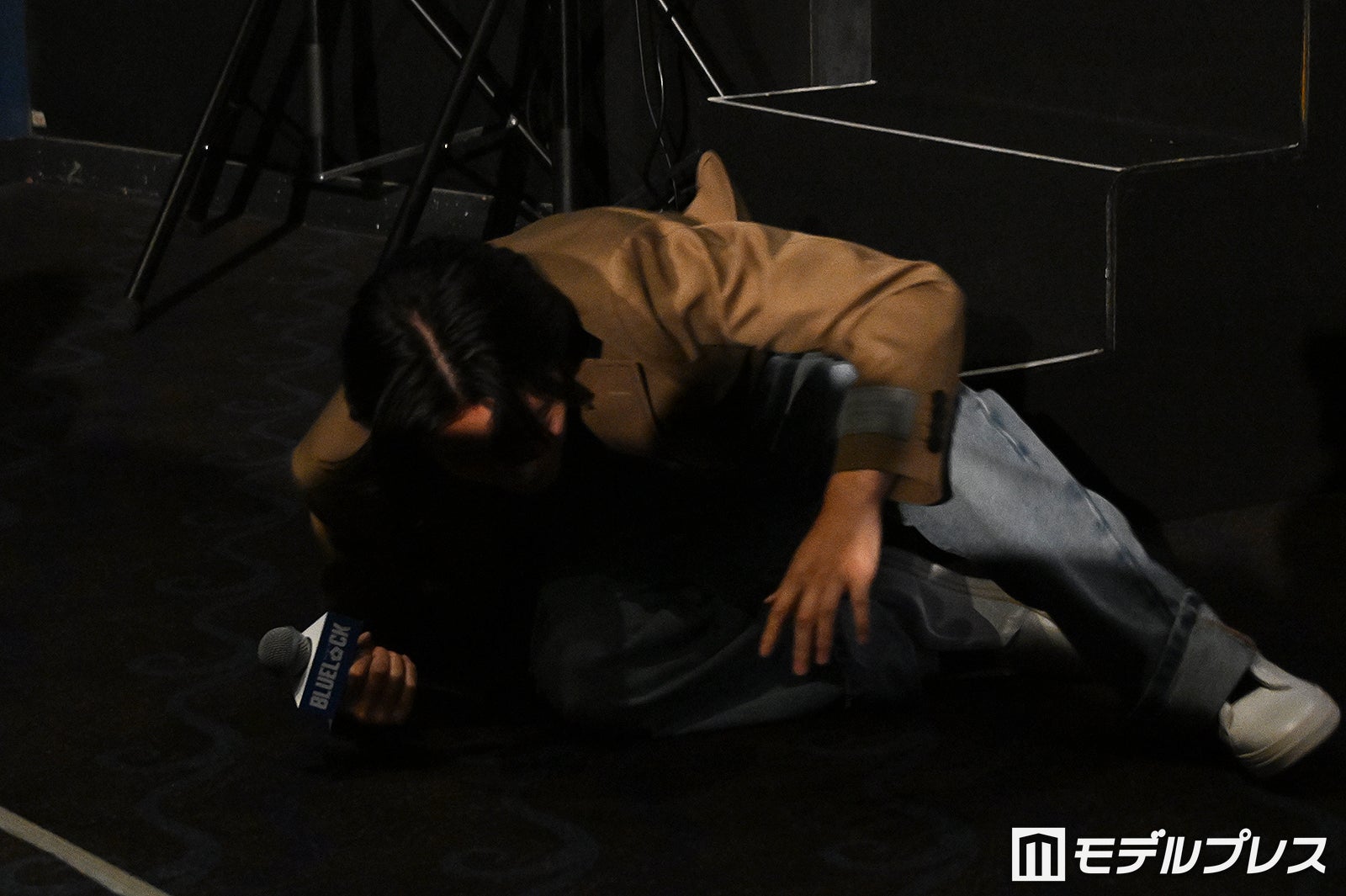 高橋文哉のサプライズにひっくり返った櫻井海音（C）モデルプレス