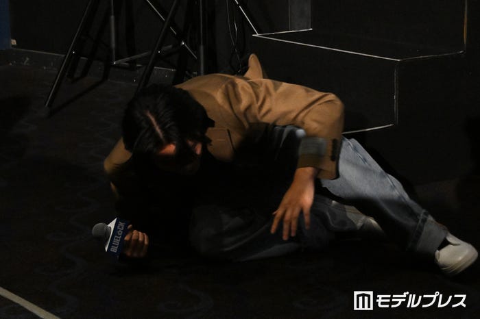 高橋文哉のサプライズにひっくり返った櫻井海音(C)モデルプレス