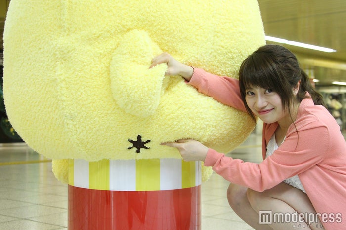 ポムポムプリン 新宿駅を大量ジャック中 ふわもこ プリンに抱きつきたい 女子旅プレス