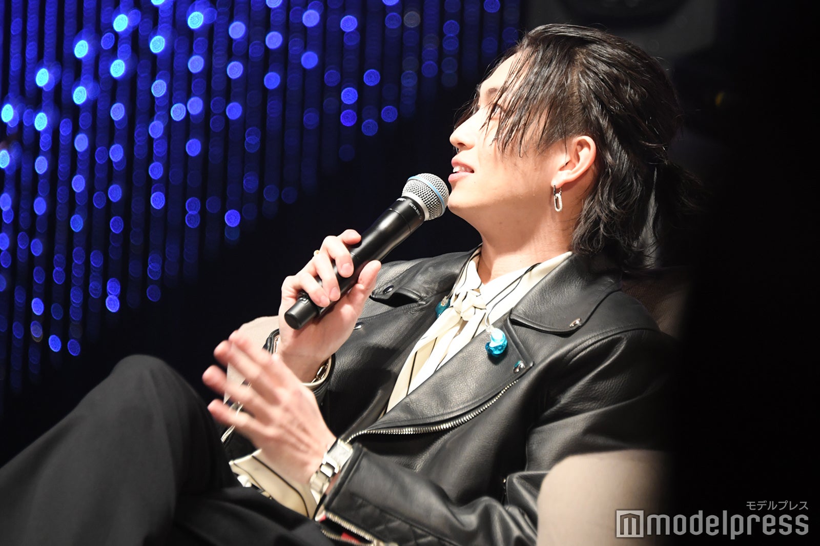 麦の中々にハマっていた綱啓永（C）モデルプレス